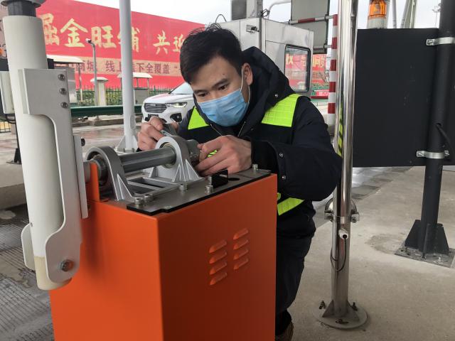 淮南站的青年团员方山山坚守一线当好机电设备的医生，保障机电设备健康运转01.jpg