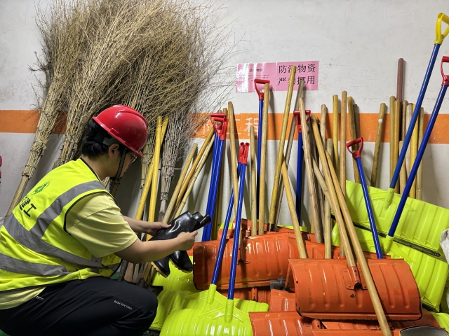 3乐业公寓改扩建项目安全员对防汛物资进行检查盘点。.jpg