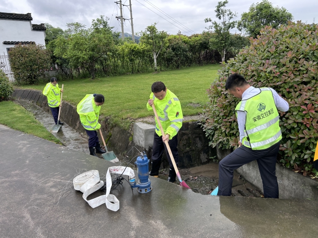 20黄山中心黟县收费站未雨绸缪，组织开展站点防汛抢险应急演练.JPG