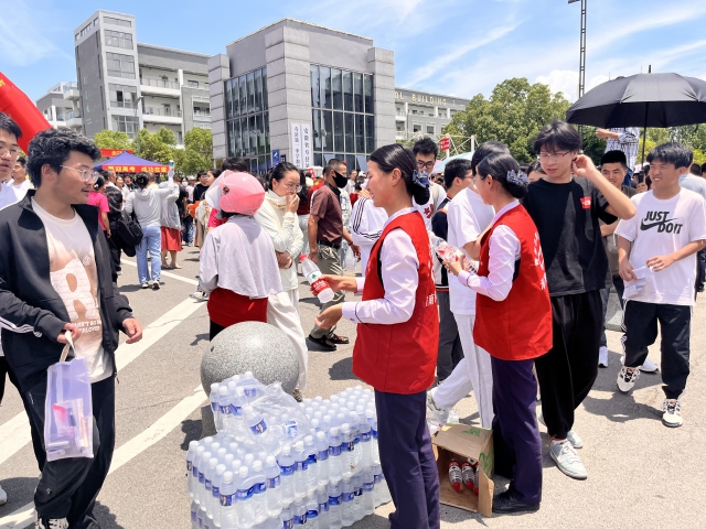 6月7日，德上高速淮南处寿县站畅淮青年服务志愿者吴瑞瑞、庄晓晓为考生提供饮水...JPG