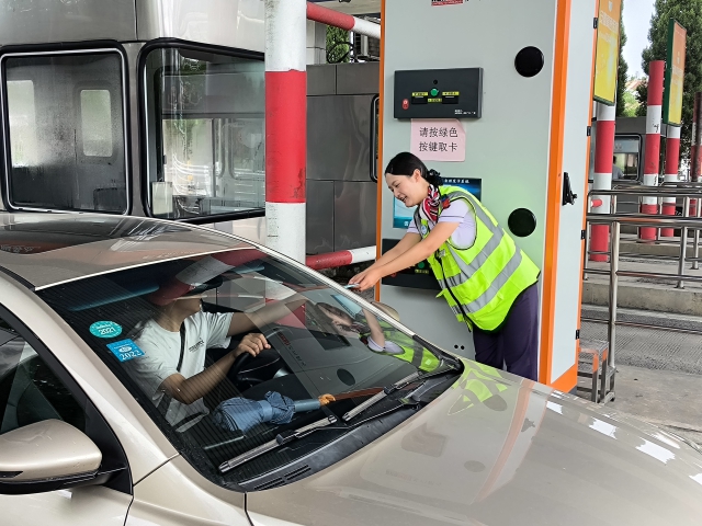 9月15日，中秋小长假首日，双庙收费站入口车流激增，站内组织人员积极做好道口保通保畅工作。.jpg